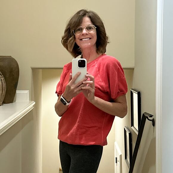 The GREAT. The Short Sleeve Puff Sweatshirt. Washed Red - Picture 4 of 9